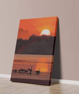 Ruhiger Sonnenuntergang über einem See mit Schwanensilhouette