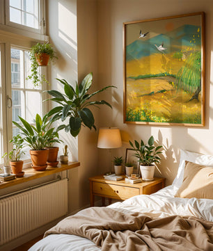 Ruhige Landschaft mit fliegenden Kranichen und goldenen Blüten