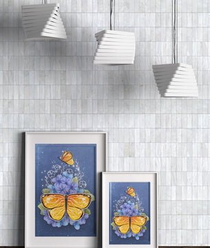 Colorida ilustración de mariposa y flores azules