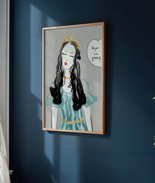 Femme élégante en robe turquoise avec une couronne dorée