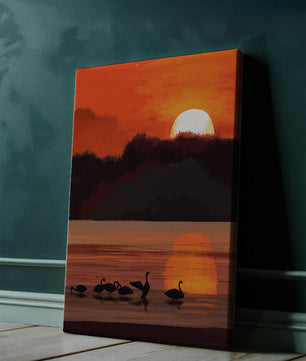 Ruhiger Sonnenuntergang über einem See mit Schwanensilhouette