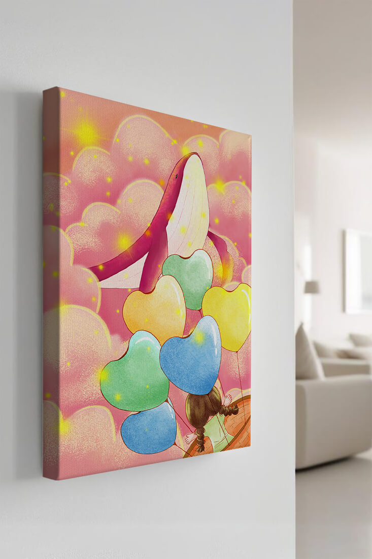 Globos en forma de corazón y ballena en una escena colorida y caprichosa.