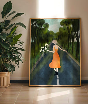 Femme en robe orange marchant sur une route avec des fleurs dans la forêt