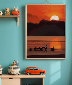Ruhiger Sonnenuntergang über einem See mit Schwanensilhouette