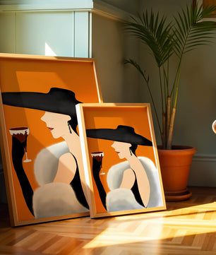 Femme élégante avec un chapeau noir et une fourrure blanche avec un verre de vin