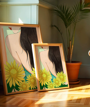 Ilustración de una mujer elegante con girasoles y cabello largo y oscuro