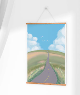Camino sereno en el campo con cielo vibrante y colinas onduladas