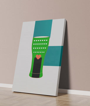 Jarrón verde con patrón de corazón y diseño minimalista