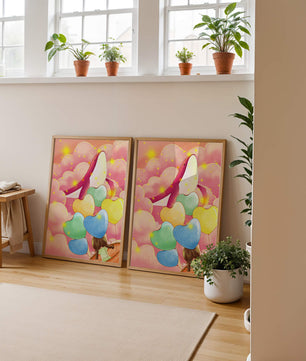 Globos con forma de corazón y ballena en una escena caprichosa y colorida