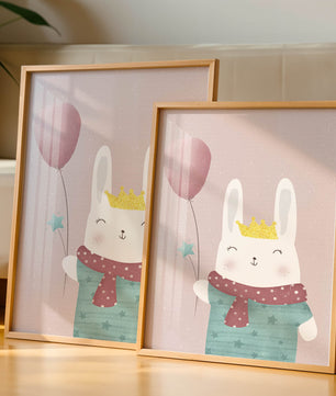 Ilustración adorable de un conejo con globo rosa y corona dorada