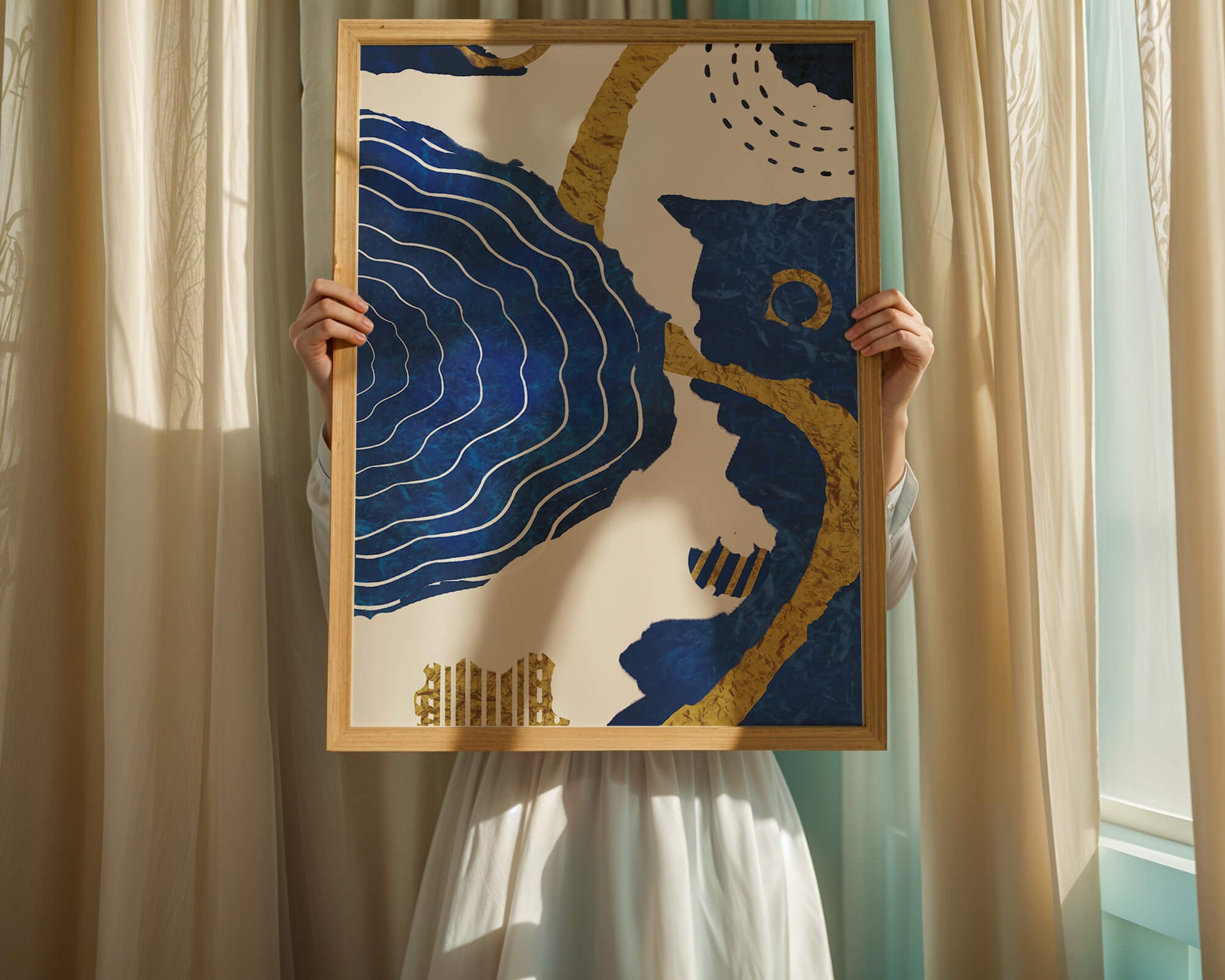 Diseño abstracto ondulado azul y dorado con patrones geométricos