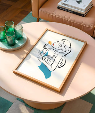 Ilustración estilizada de una mujer con una flor y elementos abstractos