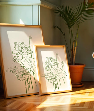 Botanische Illustration einer Lotusblume mit grüner Strichzeichnung auf weißem Hintergrund