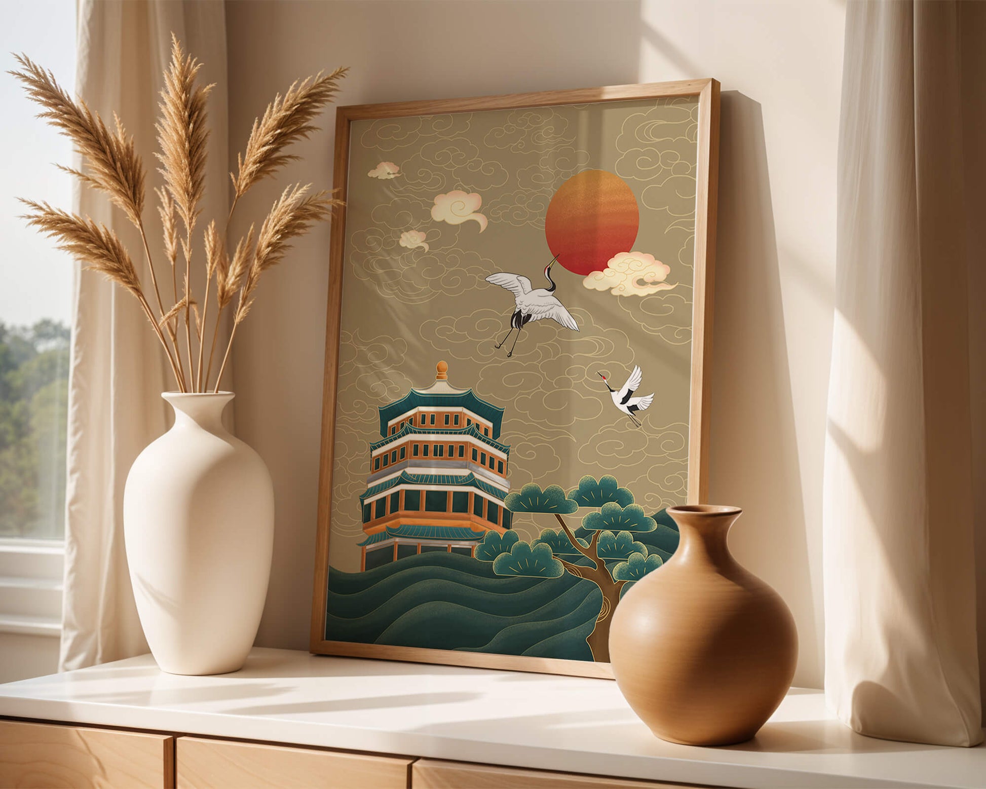 Obra de arte asiática tradicional con grullas y pagoda bajo un sol rojo