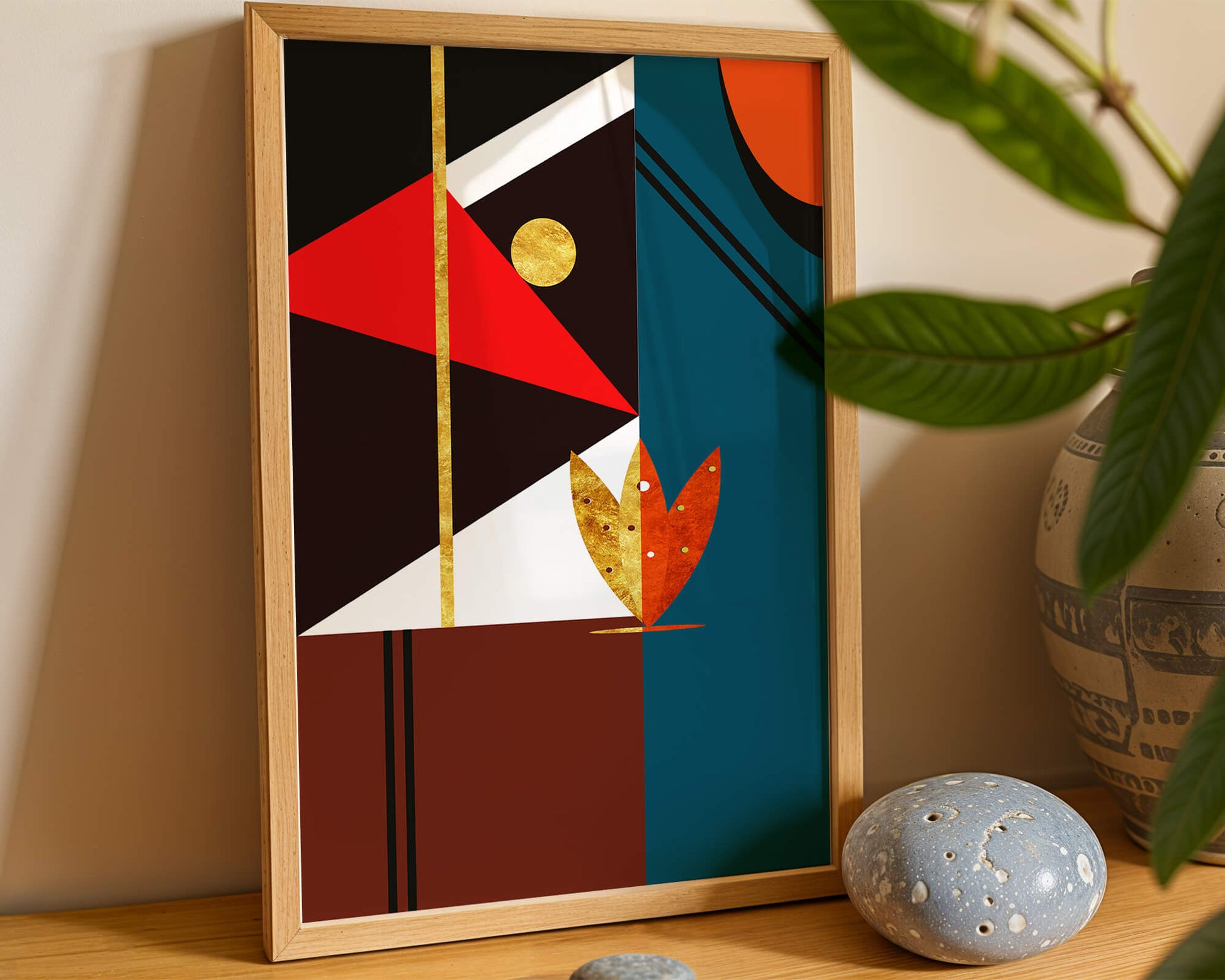 Geometrische abstrakte Kunst mit Gold und kräftigen Formen