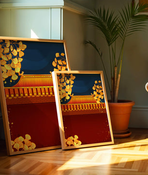 Traditionelles asiatisches Dach mit goldenem Laub auf dunklem Abendhimmel