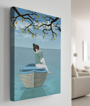 Chica relajándose en un bote bajo un árbol junto al agua