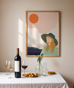 Abstrakte Illustration einer Frau mit Hut vor einer Kulisse aus Sonne und Bergen