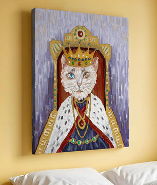 Portrait félin majestueux avec une couronne royale dorée