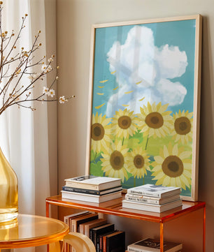 Sonnenblumen in einer hellen Wiese mit blauem Himmel und Wolken