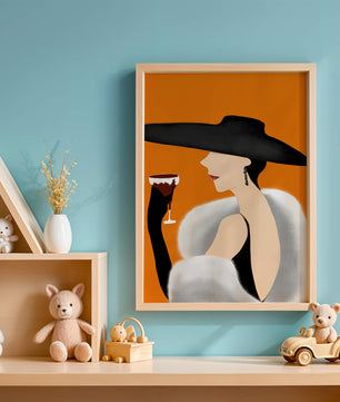 Femme élégante avec un chapeau noir et une fourrure blanche avec un verre de vin
