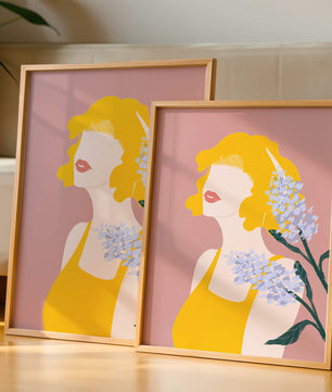 Retrato de una mujer con cabello amarillo y elementos florales sobre fondo rosa