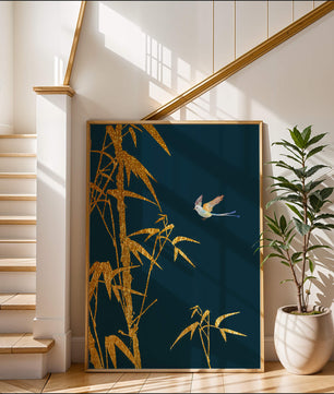 Goldener Bambus und Vogel vor tiefblauem Hintergrund