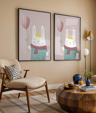 Ilustración adorable de un conejo con globo rosa y corona dorada