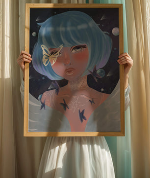 Portrait surréaliste d'une figure mystique aux cheveux bleus et aux papillons