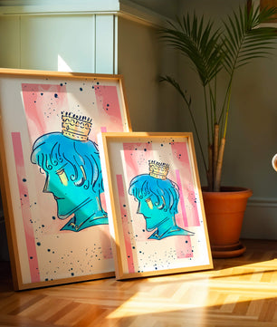 Illustration artistique d’un personnage au visage bleu avec une couronne dorée sur un fond abstrait