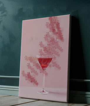 Elegante copa de cóctel roja sobre un fondo texturizado rosa