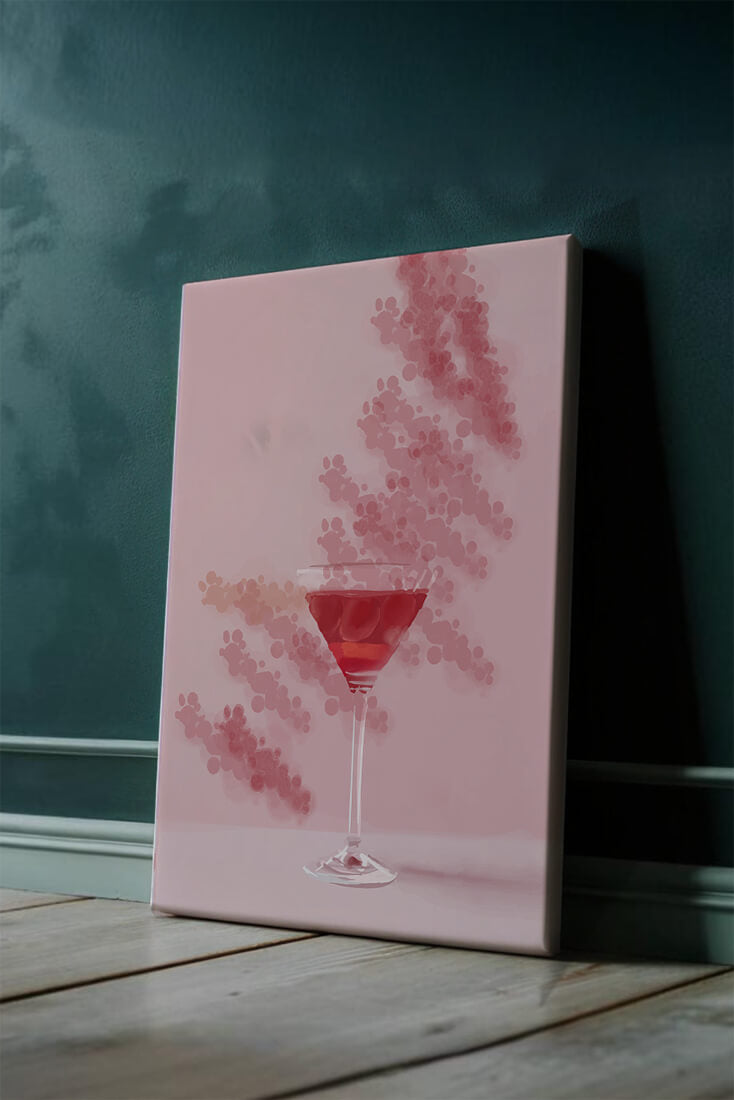 Elegante copa de cóctel roja sobre un fondo texturizado rosa