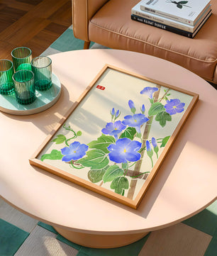 Obra floral delicada con glorias matutinas azules vibrantes