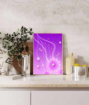 Design floral violet rêveur avec des papillons et des perles