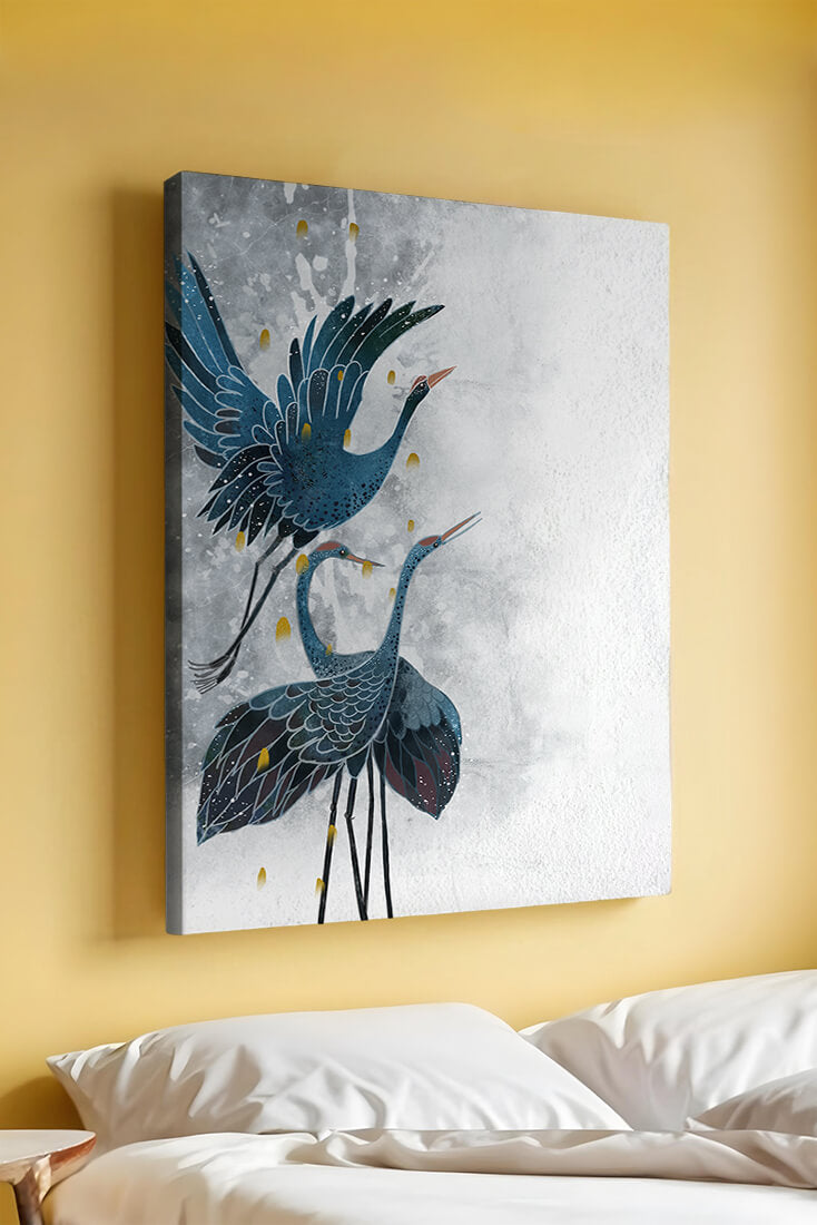 Elegante blaue Kraniche vor einem ruhigen abstrakten Hintergrund mit goldenen Akzenten
