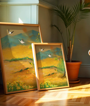 Ruhige Landschaft mit fliegenden Kranichen und goldenen Blüten
