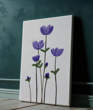 Flores púrpuras elegantes en un fondo oscuro