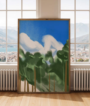Malerische Waldlandschaft mit blauem Himmel und flauschigen Wolken