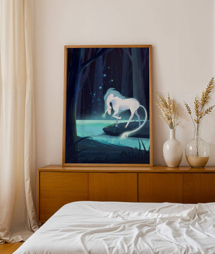 Escena nocturna encantadora con un unicornio junto a un arroyo del bosque