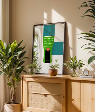 Jarrón verde con patrón de corazón y diseño minimalista