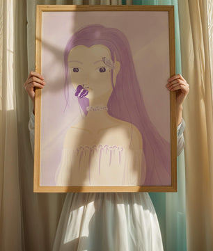 Ilustración de una mujer con cabello morado y mariposas