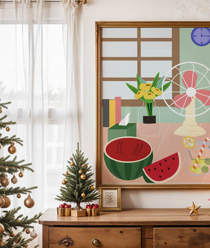Nature morte sur le thème de l'été avec pastèque, éventail et fleurs dans un intérieur lumineux