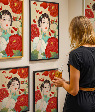 Mujer elegante rodeada de vibrantes flores y pétalos rojos