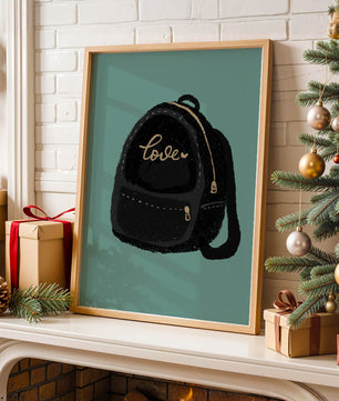 Elegante mochila negra con detalles dorados e inscripción de amor