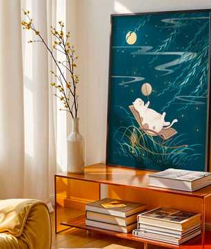 Adorable ilustración de un gato relajándose en un jardín iluminado por la luna con linterna