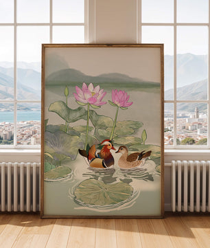 Patos mandarines y flores de loto en un estanque tranquilo