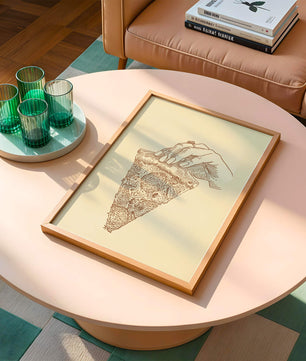 Mano sosteniendo una ilustración detallada de una porción de pizza vintage