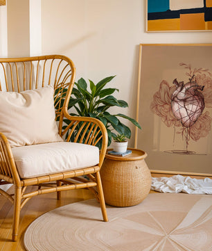 Ilustración detallada de un corazón anatómico con elementos florales sobre fondo beige