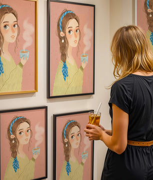 Illustration d'une fille avec un bandeau tenant une tasse fumante