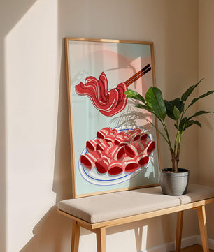 Deliciosas lonchas de carne cruda en un plato con palillos al fondo